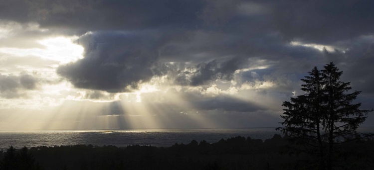 Setting Sunbeams over the Pacific